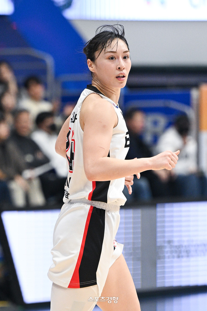 김소니아, 결승 자유투로 BNK 여자프로농구 팀을 승리로 이끌어 함께 선두로 올라왔다