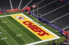 NFL 슈퍼볼에서 ‘인종차별 끝내자’ 문구 삭제…트럼프 의식?