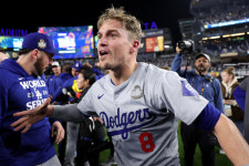 김혜성 ‘주전 경쟁’에 나타난 또 하나의 ‘암초’···‘슈퍼 유틸리티’ 키케 에르난데스, 다저스에 남는다 “열린 문 사이로 들어간다”