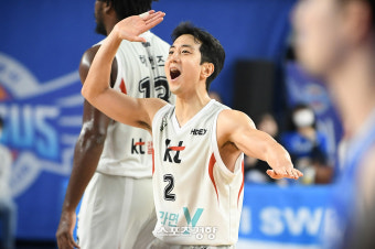 허훈의 결정적인 득점으로 수원 KT, 4강 행 확정! 후반 위닝샷으로 한국가스공사 제압