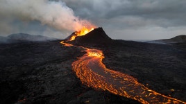 “화산과 싸워왔다”…그린다비크, 18개월 만에 감동스러운 홈경기