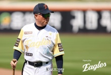 연승 징크스 ‘후드티’ 벗어던진 김경문 감독 “이제 가볍고 시원한 새 유니폼으로”···발목 밟힌 박상원은 부상 피해, 등판 대기
