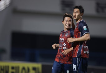3도움 이승원, 드디어 골맛…김천 3위 도약 이끈 천금포