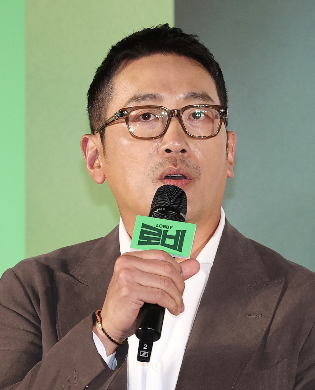 하정우, 팬과의 소통 실패로 논란… 최음제 댓글 물의, 사과와 다짐 전해