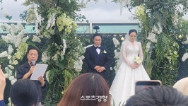 [단독] 김병만, 두 자녀 품에 안고 인생 2막…결혼식 현장 포착