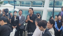 [단독] 김병만, 두 자녀 품에 안고 인생 2막…결혼식 현장 포착