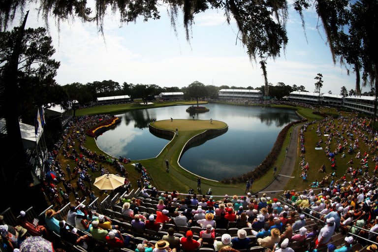 TPC 소그래스 17번 홀의 상징적인 아일랜드 그린 전경과 스포티비 골프앤헬스 중계 안내