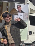 1200만 ‘왕사남’ 장항준 감독, 커피차 이벤트서 ‘아이돌급 인기’ 화제