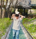 박세영곽정욱, 딸과 봄나들이…머리 잡히고 꽃 입에 넣으려는 딸 말리고 ‘현실 육아’