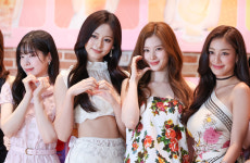 사나, 속옷만 입은 줄 ‘깜짝’…파격 하의 실종룩에 호불호 갈렸다