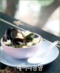 끝맛까지 개운한 속 든든 국물요리…미역 홍합수제비