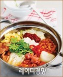 푸짐하게 즐기는 추억의 맛…기본 부대찌개+α로 업그레이드