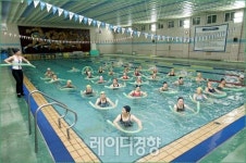 [운동은 아름다워]“아쿠아로빅을 하고부터  관절염과 오십견이 사라졌어요”
