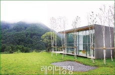 산 아래 지은 심플 모던 스타일의 별장 Second House