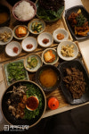 [주바리의 까칠한 味수다] 놀러 가기 딱 좋은 날씨···숲길 끝자락서 쯔왑쯔왑 맛길을 만나다