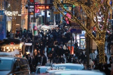 ‘프리’하게 즐겨요···크리스마스 여왕의 은혜로운 무료 콘서트[퇴근뉴스]