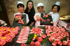 < 사진뉴스>현대백화점, 삼겹살데이 맞아 꽃삼겹 선보여!