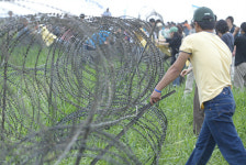 대추리의 들은 통곡하고 있다