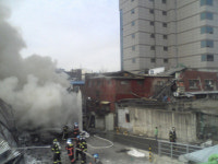 불 난 뉴타운 모델하우스 옆에는 사람이 살고 있었다