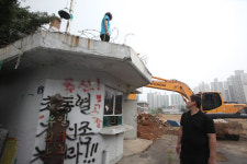 기륭전자 구 공장 포크레인 동원 철거, 긴장고조