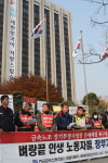 금속 투쟁사업장, “해결 전엔 못 내려가”