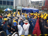 한진중 용역.구사대 투입...정문 대치