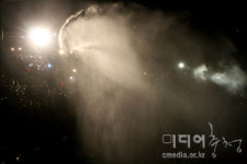 유성기업 노동자 연대...경찰, 밀려나