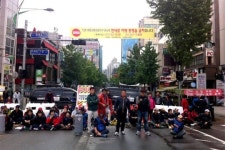 노점상들, 연세로 점거하며 서대문구청과 대치