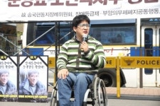 복지부 장관 집 앞 ‘면담요청서’ 불태우며 항의