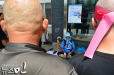 “관용 없는 김관용”...송전탑 반대 주민 도청 앞 연좌시위