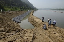 측방침식으로 무너져내리는 낙동강, 재자연화 해야만 하는 까닭