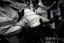 횡단보도서 폭력에 막히다