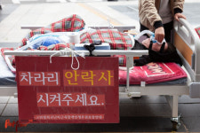 인공호흡기 단 근육장애인들 침대에서 외치다 “우리를 살려 주세요”