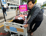 인공호흡기 단 근육장애인들 침대에서 외치다 “우리를 살려 주세요”