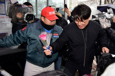 쌍용차 복직자, 로비서 연좌 농성…“휴직 연장 말고 부서 배치”