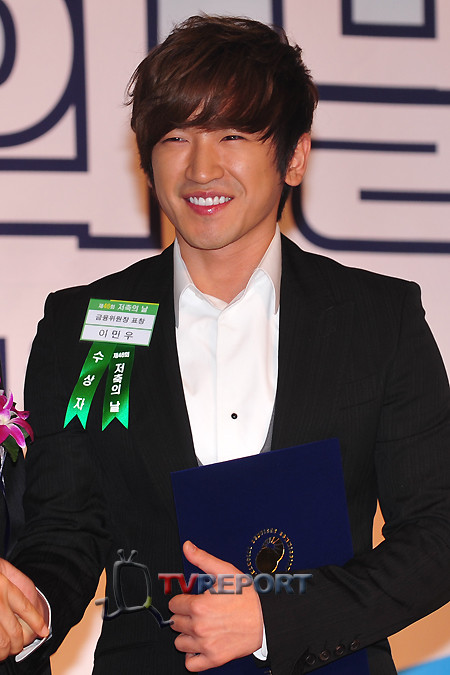 가수 이민우, 겹경사의 순간 맞아 결혼과 임신 소식 공개! 책임감 있는 가정이 될 것 약속