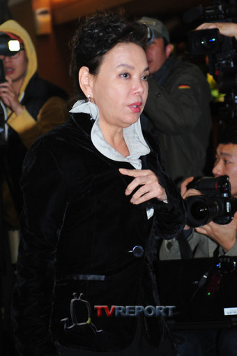 [T포토] 김수미, 故최진영 빈소 조문