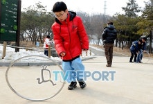 [T포토] 굴렁쇠야, 굴러라 굴러!