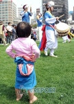 [T포토] 어린이도 반해버린 풍물놀이의 매력