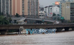 [T포토] 한강 불어난 강변북로...결국 통제