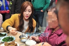 [T포토] 티아라 효민 할머니 반찬은 제몫!