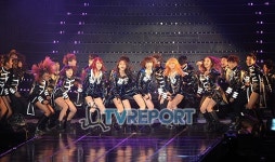카라, 5년만에 첫 단독 콘서트 1만명 홀릭(종합)