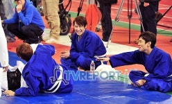 [T포토] 신화 흥겨운 유도 한판
