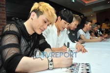 [T포토] 제아 태헌-시완, 사인은 정성스럽게