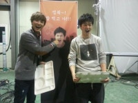 이웃집꽃미남 김지훈 엽기표정, 팬들 밥차 선물에 기분UP