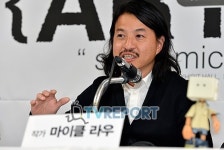 [T포토] 마이클 라우 "피규어의 세계를 경험해보세요"