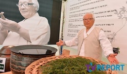 [T포토] 송화수 진안 홍삼 맛보세요~(진안 홍삼축제)