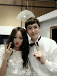 닉쿤-지아, 일과 이분의 일… 앙상블 기념 순백 커플샷