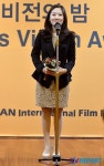 [T포토] 故 박철수 감독 공로상 수상(18th BIFF)