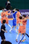 [T포토] 아육대 풋살 경기 '승자와 패자 사이에서'